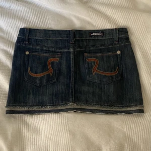 Minikjol - En jättesöt minikjol från 2000 talet av jeansmärket rock&republic. Det står storleken 29 inuti men skulle säga att den är lite större i storleken. 
