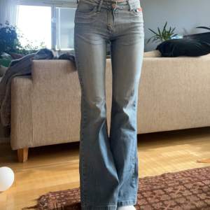 Så snygga jeans me detaljer på fickorna 🫶midjemått 35cm, innerbenslängd 77cm