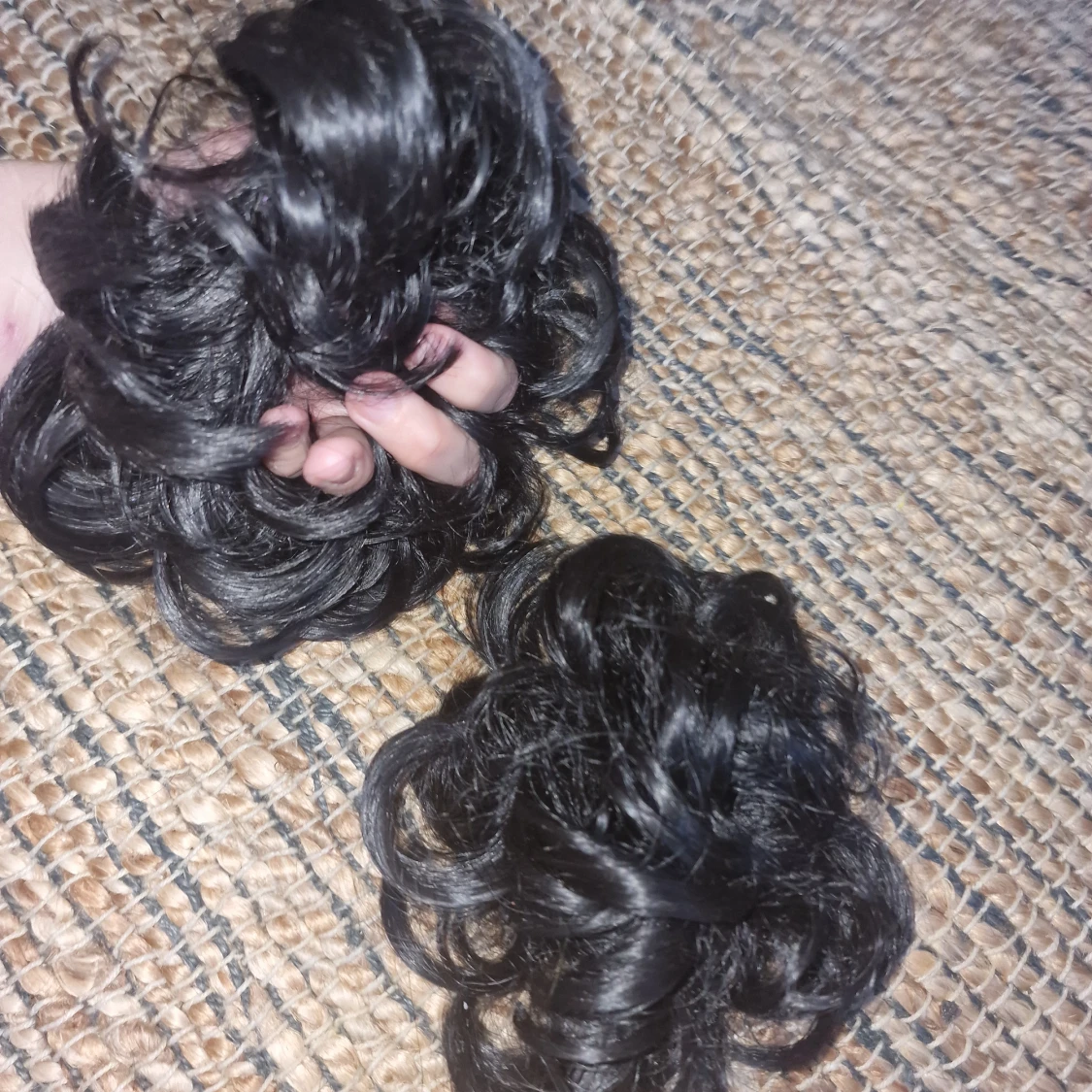 Två svarta löshår - tofsar