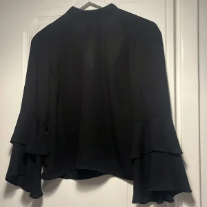 Svart blus - Svart blus från Gina tricot, Storlek: 34, Pris: 20 kr, 