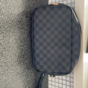 Louis Vuitton - Säljer nu denna lv nessär då den inte andvänds längre. Den är i väldigt bra skick då den knappast används. Kan gå ner i pris vid snabb affär.