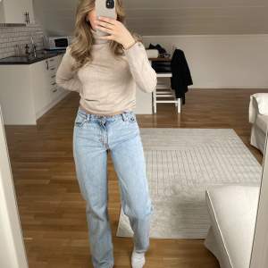 Lågmidjade jeans från monki i storlek 25. Säljer för dom inte kommer till användning längre. Bara att höra av dig om du har frågor eller vidare. 🫶🏻