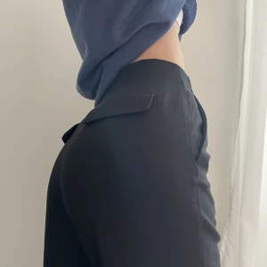 Kostymbyxor  - Superfina kostymbyxor från hm med fickdetaljer bakpå och fint fall! Sparsamt använda och passar till allt! Tyvärr lite för korta i min smak på mig som är 170cm 🫶🏻klicka på ” köp nu” 💗