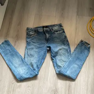 Säljer dessa blåa skinny jeans, bra och fint skick 