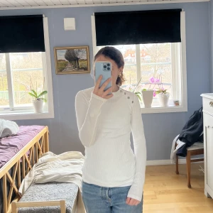 Vit tröja m guldknappar  - Vit tjusig tröja med knappar vid axlarna, sällan använd! Från Ginatricot, stlk XS💗