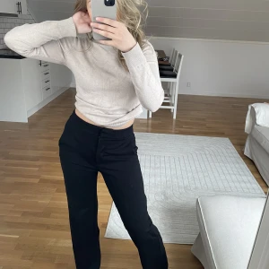 Lågmidjade kostymbyxor - Lågmidjade kostymbyxor från Stockholm LM. Säljer för dem tyvärr inte används längre. Bara att höra av dig vid frågor!!🫶🏻