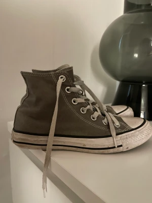 bruna convers  - KÖP DIREKT FÖR 300.  Ett par bruna convers som inte kommer till användning. Inte alls smutsiga på tyget, endast på sulan❣️
