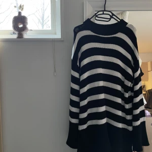 Oversize randig tröja  - Randig tröja ifrån Gina Tricot. Storlek XS men är oversized i storleken.  I nyskick 