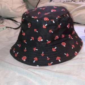  bucket hat  - En jätte söt bucket hat med svampar Skriv till mig vid intresse eller för fler bilder  Endast swish