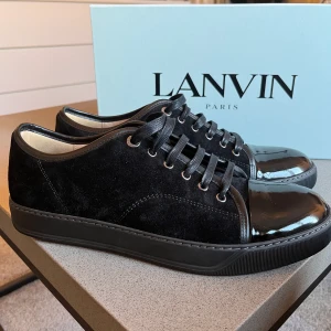 Lanvin Skor - Säljer nu mina lanvin skor som aldrig är använda då dom är lite för små för mig. Dom är i väldigt fint skick och så klart får ni med boxen till skorna på köpet. Har ni fler frågor så är det bara att höra av sig!