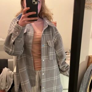 Vårjacka - Denna jacka ska vara lite oversized men var ändå lite för stor på mig så har inte använt😊  Diskuterar gärna priset!