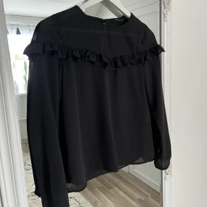 blus - blus med volanger 