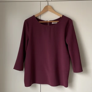 Vinröd blus - Fin blus i vinröd/aubergine lila färg. Storlek S