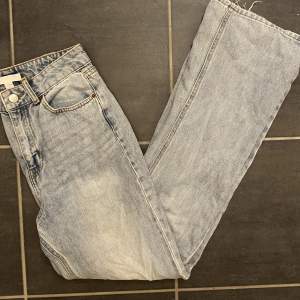 Jeans från H&m i otroligt fin tvätt som tyvärr inte passar mig längre, det är bootcut modell på dem, och som ni ser på bild 2 & 3 är det lite trasiga, krävs bara nåt stygn för att laga men säljer de billigt ändå ❤️strl 38 men SMÅ  i storleken 60kr+frakt 