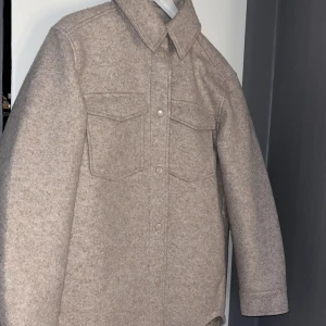 Kappa  - Super fin beige kappa som aldrig är använd från H&M som är perfekt till våren, säljer den pga för stor🤍 Storlek S men skulle säga att den är lite mera som M lite större i storleken, skriv för mer bilder🤍 köparen står för frakten:) Originalpris: 499kr