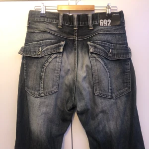 SÄNKT PRIS!!! Coola jeans - Jeans med coola bakfickor. Gillar dem jättemycket men säljer då de inte passar min stil. Benen är uppvikta på bild. Jag brukar vanligtvis ha storlek S. Skriv om du har frågor eller vill ha fler bilder! Köparen står för frakt. Kan även mötas i Stockholm.