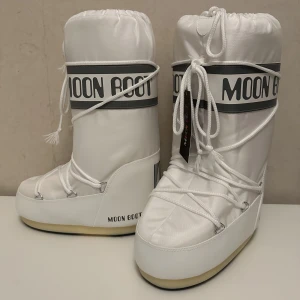 Oanvända vita moonboots - Helt nya och oanvända Moonboots i färgen vit!!🤍 Stl: 39-41 (jag har 38,5/39 och sitter bra på mig)   Pris kan diskuteras!! 🤎