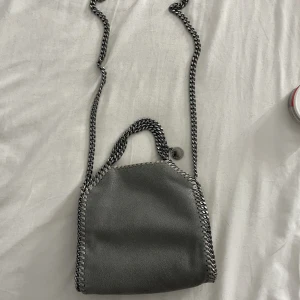 stella mccartney tiny  - säljer min as snygga stella väska i nyskick!! använd fåtal gånger så i topp skick! kan även tänka mig att byta mot en stella väska i svart!❤️ kvitto och dustbag fins!