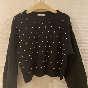 Tröja  - Tröja med pärlor. Lite ballong ärmar. 