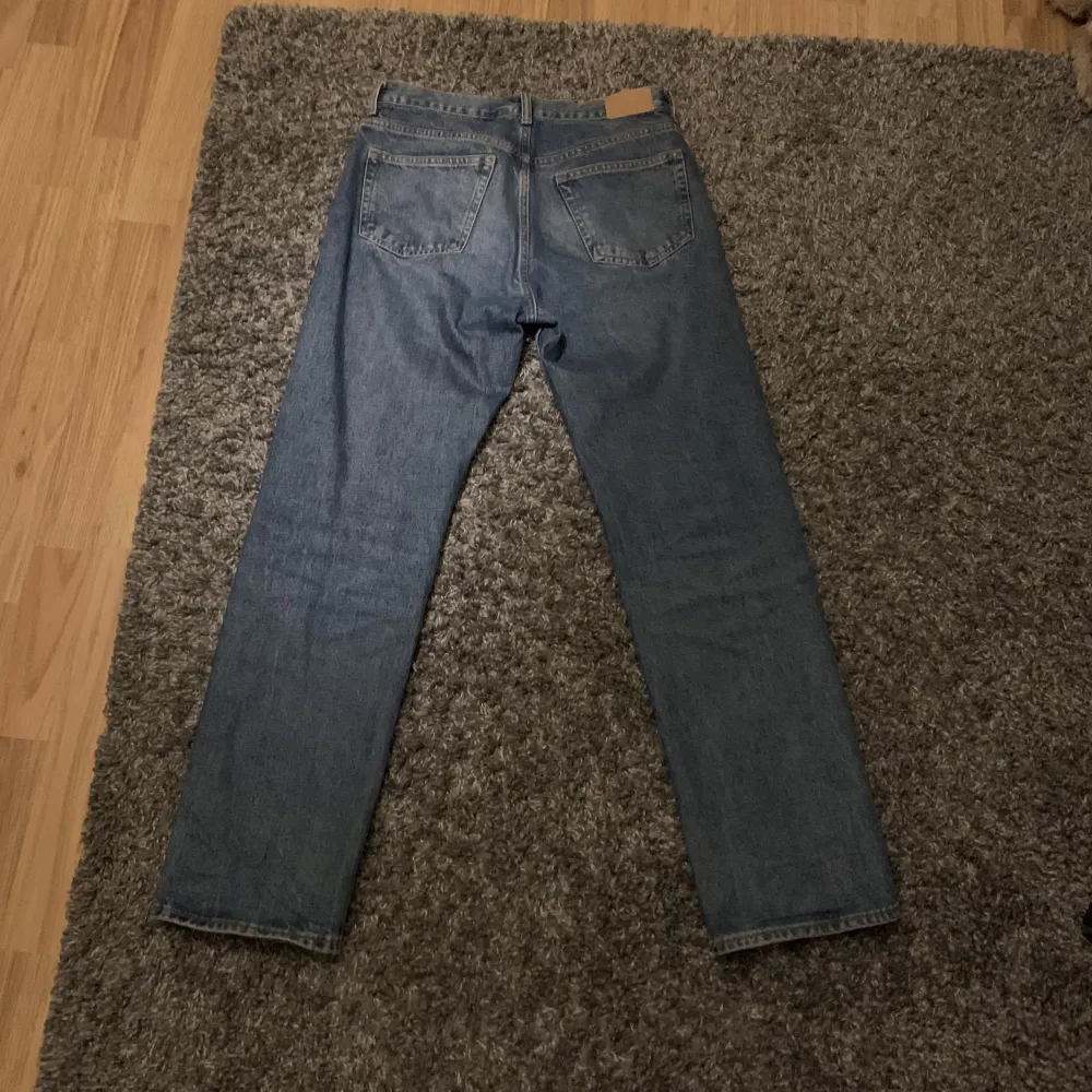 Tjena! Säljer ett par jeans från weekday av modellen space. De är 28 i midjan och 32 i längd men skulle säga att de funkar om man har 30 i midjan. Inköpta för cirka 1 år sedan men endast använda vid ett fåtal tillfällen. Nypris 600kr. Cond 9/10. Jeans & Byxor.