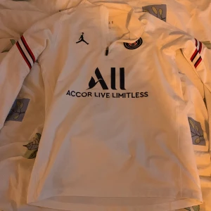 Psg x jordan  - Topp skick använd 2 gånger strlk L i junior. Passar XS och S 
