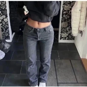 Zara jeans - Zara midrise straight jeans i svart, knappt använda då jag haft många andra jeans. Storlek 34, men hade nog kunnat passa en 36 och 32 också beroende på hur man vill att de ska sitta. Nypris 400, säljer för 150 plus frakt 66kr. 