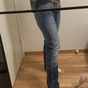 Lee jeans - Lee jeans köpta på sellpy som inte passar mig längre. Använt ett fåtal gånger. W28 L32