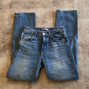 Hej! Säljer ett par Zara jeans i storlek 34, bra skick! Handtaget på dragkedjan har ramlat av, men har inte tyckt det är varit ett problem. Säljer då de har blivit för korta för mig, jeansen finns inte kvar på hemsidan. Skriv för mer info och bilder!❤️❤️