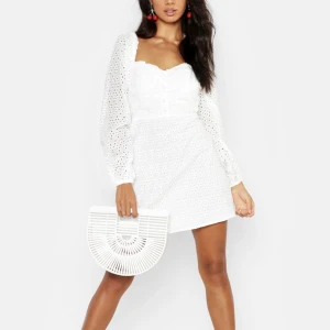 Vitt klänning  - Super snygg oanvänd klänning. Säljer då den var för liten. Ställ gärna frågor. Nypris - 504kr 