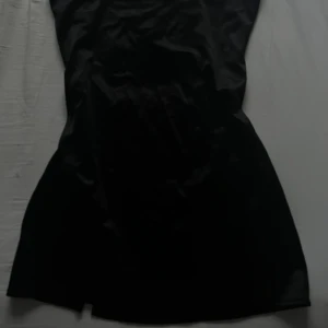 Satinklänning - Säljer denna skitfina satinklänningen då jag inte har någon användning för den längre tyvärr, har använt den en gång på en födelsedagsfest och älskade den!!