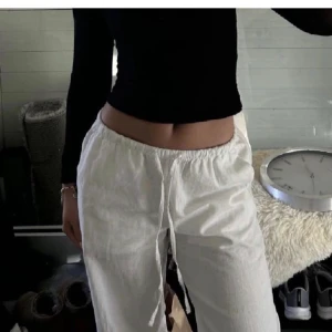 Vita Low Waist Linnebyxor HM - Vita low waist linnebyxor från HM, storlek M. Skulle säga att de passar en storlek S oxkså. Finns inte kvar på hemsidan längre💗 (lånad bild)