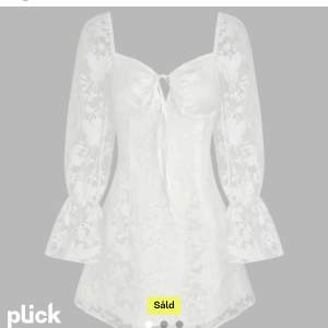 Säljer denna fina vita klänningen från Cider, perfekt till studenten! Säljer då ja hittat en annan jag vill ha på min student🥰lappen är kvar,så den är endast testat!! köparen står för frakt🥰
