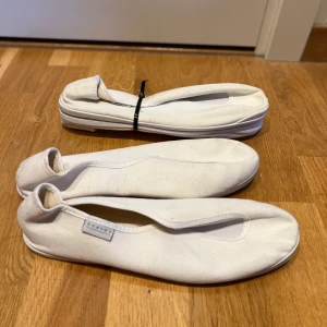 Domyos yogaskor - 2 par yogaskor/tunna tygskor från Domyos  Storlek 39, smal passform Ett par är användare fårtal gånger, och ett par är oanvända 