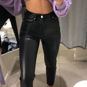 Skinnbyxor strl 36 - Säljer dessa fina skinnbyxor pga att jag rensat ut kläder💞har aldrig använt, bara testat☘️ Strl 36 och har en fin passform runt rumpan💞  Köparen står för frakten!  