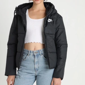 Nike jacka - Säljer en exakt likadan jacka som förra jag la ut då jag hade två likadana. Denna är dock i storlek Xs men skulle säga att den sitter likadant som en S. Inga defekter på jackan och är använd varsamt.