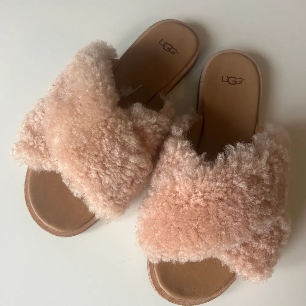 jättefina knappt använda slippers från Uggs. . Skor.