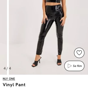 NELLY VINYL PANTS  - Vinyl byxor från märkert NELLY. Storlek S  Endast använda en gång. NY PRIS 500kr i butik. 
