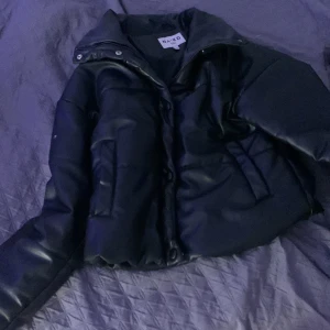  vinter jacka  - Säljer denna vinter jacka i strl 36 som är lite halv läder imitation! Från NAKD😍 pris 450 eller efter överenskommelse 