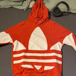 Adidas hoodie  - Sitter relaxed 