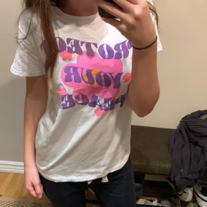 Vit t-shirt med tryck - Jätte jättefin vit tröja med tryck. Säljer den eftersom den bara har hängt här i garderoben och aldrig blivit använd. Köptes i Serbien och den är så himla mjuk o skön. 