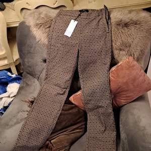 Fina byxor i väldigt unika mönster,aldrig använd och köpta för 500 kr