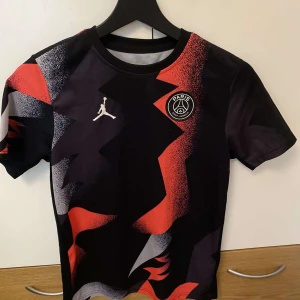 Psg träningströja - Denna psg tröja är använd 2-3 ggr. Den är för lite nu men tycker själv att det är väldigt snygg och bra passform.