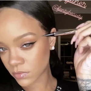 Flyliner Longwear Liquid Eyeliner "Cuz I'm Black" - Färg "Cuz I'm Black". Fraktsumman blir 10kr (frakt m frimärke) vid direkt swish till mig, välj ej Köp Nu isåfall. Samfraktar för minsta möjliga frakt kostnad för dig. Kontakta mig angående detta