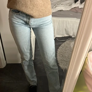 Jeans  - säljer dessa zara mid waist jeans som är i storlek 36 som passar mig perfekt i längden som är 172cm lång. jeansen är i bra skick. köparen står för frakten som är 70kr🫶🏼