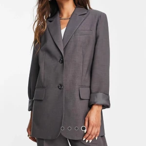 Slutsåld kavaj från ASOS - Grå oversized kavaj från ASOS, toppskick som ny🍒. Frakt 49kr💞 Nypris: 690kr.