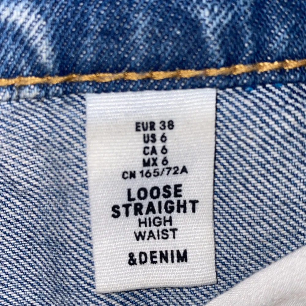 Lose straight jeans ifrån hm i storlek 38. Sitter jättefint på men kommer inte till användning längre.. Jeans & Byxor.