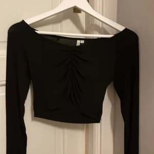 Svart topp - Cropad topp från Nelly, endast använd en gång. Skriv för fler bilder, nypris 229kr