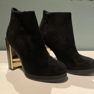 Svarta klackar - Svarta klackar med moccaimitation sant guld detalj på klacken i stl 38, oanvända😍