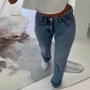 Zara jeans - Tryck inte på köp nu!!! Säljer dessa zara mid rise jeansen i storlek 32💕 Kan tänka mig att byta mot ett par grå eller mörkare blå🫶🏻🫶🏻