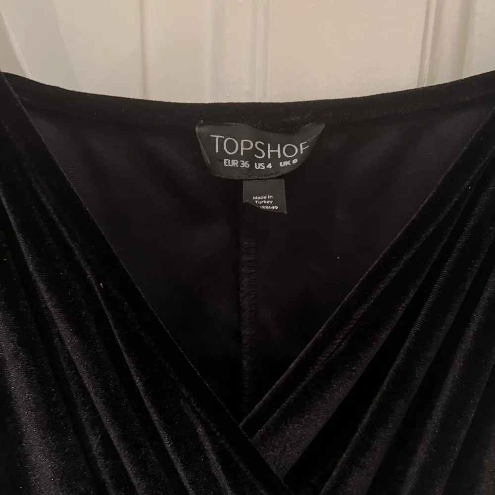 Soft black velvet jumpsuit from Topshop with wrap front and figure hugging legs. Perfect condition. EU size 36. . Klänningar.